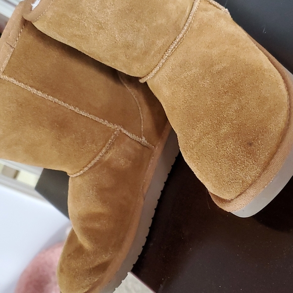 Koolaburra by Uggs chestnut short boot, size 4 - Picture 8 of 9